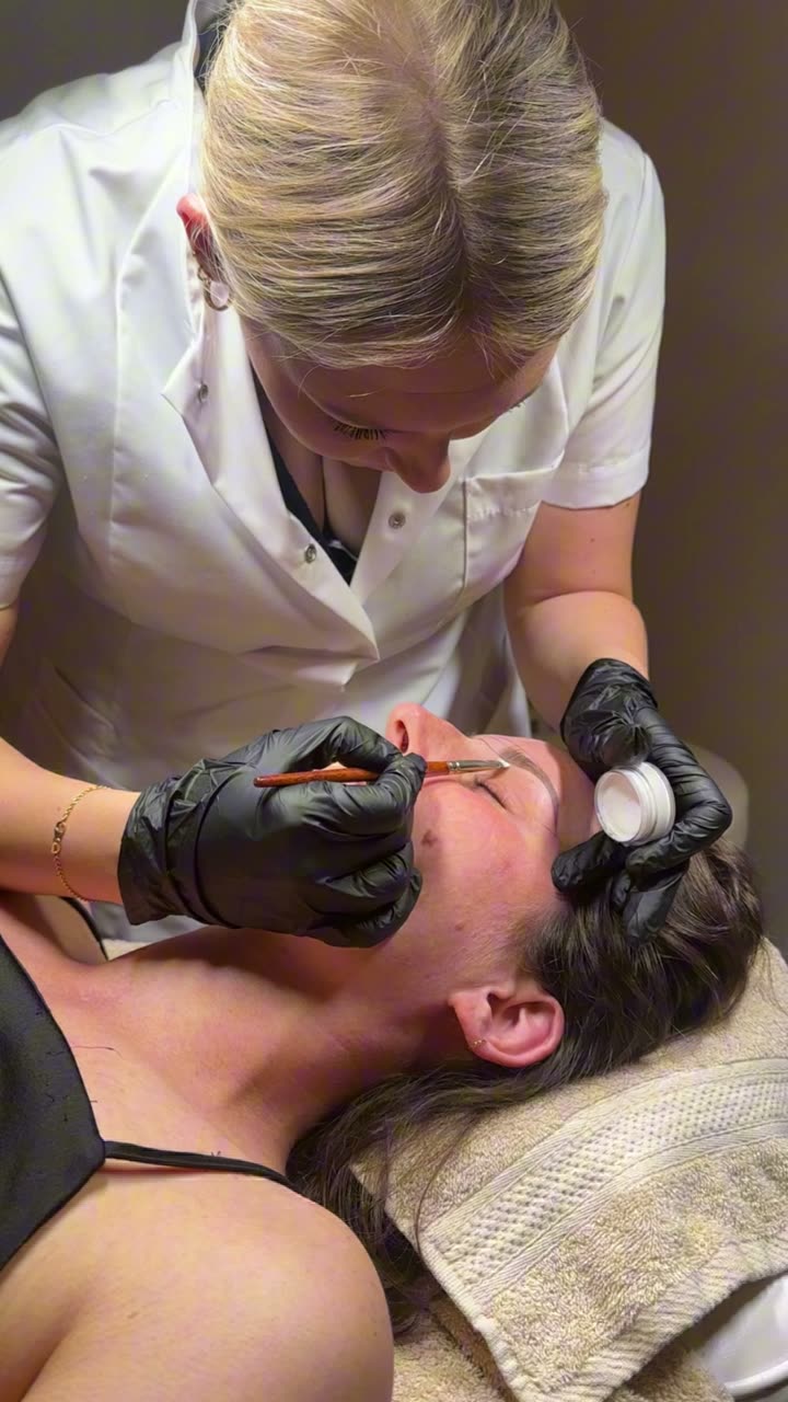 Maaike, PMU-artieste van Atelier M, tijdens een powderbrows-behandeling in haar studio in Sint-Niklaas